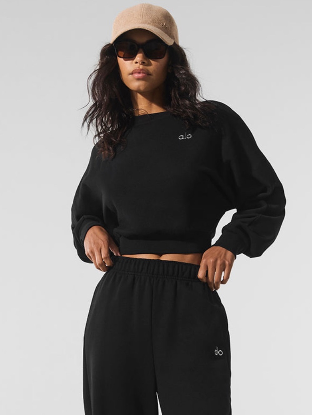 ALO Yoga black cropped accolade crewneck- size medium